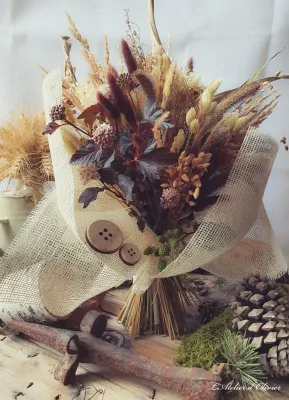 Dried flower bouquet in natural and brown tones.