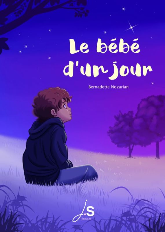 La couverture du bébé d’un jour, de Bernadette Nozarian est dans des tons bleu et violet. C’est une illustration de Layla Benabid qui présente une scène nocturne : un enfant blanc aux courts cheveux châtains est assis dans l’herbe à la campagne, dans un champ. On le voit de côté, il est tourné vers la droite. En haut à gauche apparaissent quelques branches d’un arbre. En arrière-plan devant l’enfant on voit deux silhouettes d’arbres. L’enfant a les yeux levés vers le ciel dans lequel brillent quelques étoiles dont une, particulièrement fort. Au premier-plan en bas de la couverture on voit quelques hautes herbes en plus gros plan. Au centre est placé le logo de la maison d’édition : JS Éditions en blanc et rose-violet pâle. Le titre est écrit en blanc dans une police manuscrite dans le ciel entre l’enfant et l’étoile la plus brillante sur 2 lignes. Le nom de l’autrice apparaît en plus petit sur une ligne dans une police sans serif en dessous.
