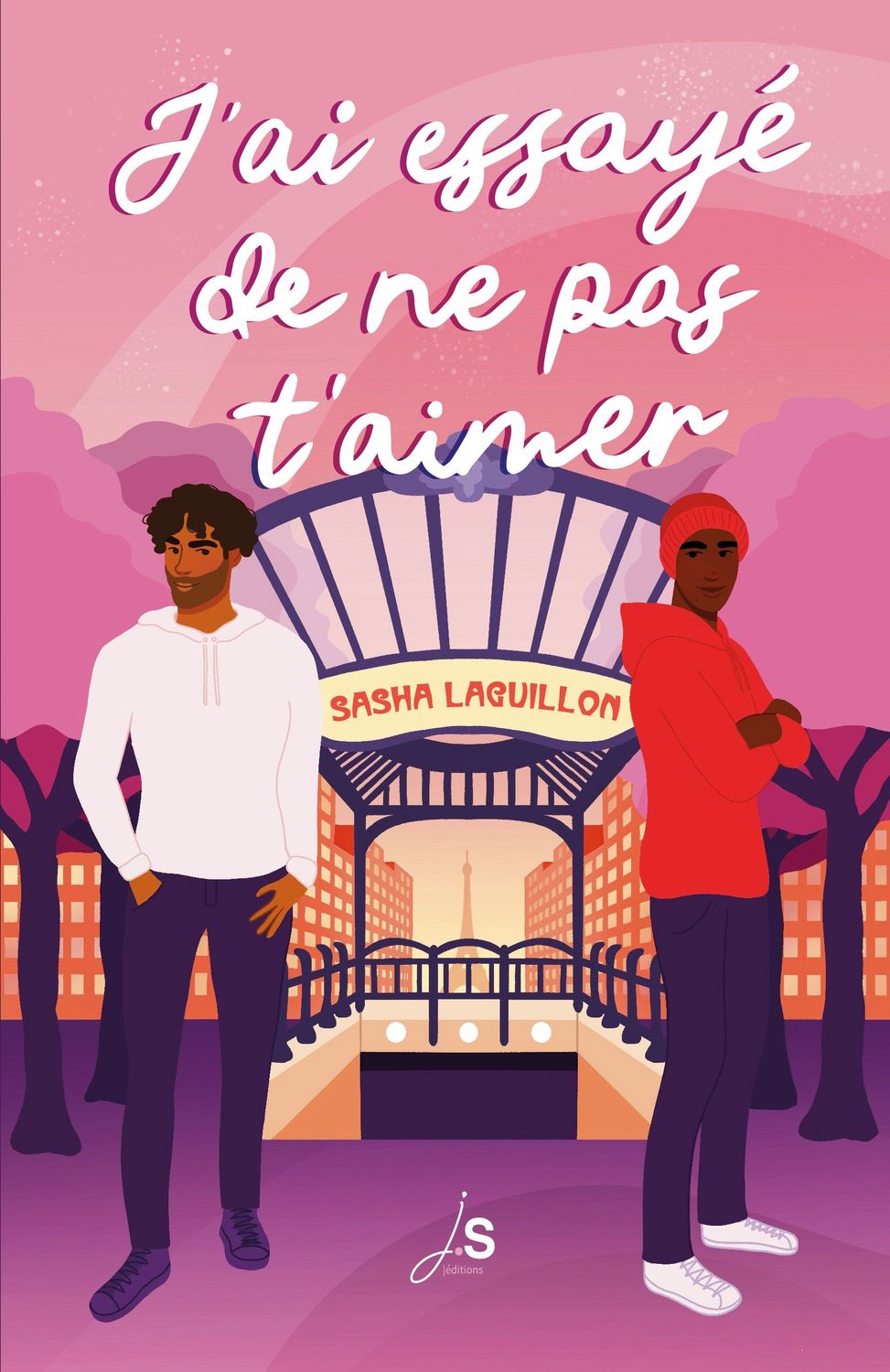 La couverture de J’ai essayé de ne pas t’aimer est dans des tons roses et violets. Le titre en cursive et en blanc occupe tout le haut du visuel sur 3 lignes. Se tournant le 2 deux jeunes hommes à gauche Liam, Argentin aux cheveux mi-courts et à la barbe rase en sweat blanc et jean. À droite, Liam, peau noire, bonnet rouge, sweat à capuche rouge et jean. Ils se tiennent devant une bouche de métro dont le nom est celui de l’auteurice Sasha Laguillon. En arrière-plan des immeubles Haussmanniens et des arbres. Au centre, la tour Eiffel.