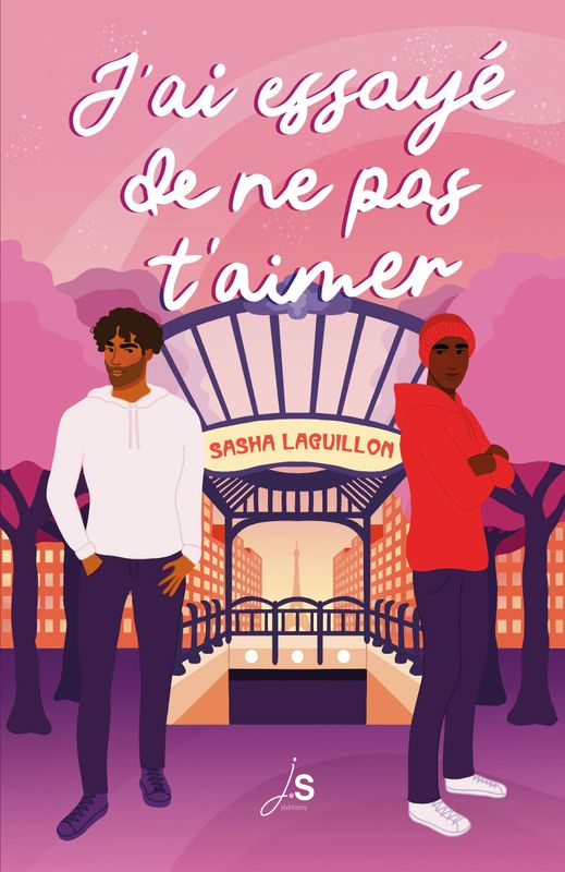 La couverture de J’ai essayé de ne pas t’aimer est dans des tons roses et violets. Le titre en cursive et en blanc occupe tout le haut du visuel sur 3 lignes. Se tournant le 2 deux jeunes hommes à gauche Liam, Argentin aux cheveux mi-courts et à la barbe rase en sweat blanc et jean. À droite, Liam, peau noire, bonnet rouge, sweat à capuche rouge et jean. Ils se tiennent devant une bouche de métro dont le nom est celui de l’auteurice Sasha Laguillon. En arrière-plan des immeubles Haussmanniens et des arbres. Au centre, la tour Eiffel.