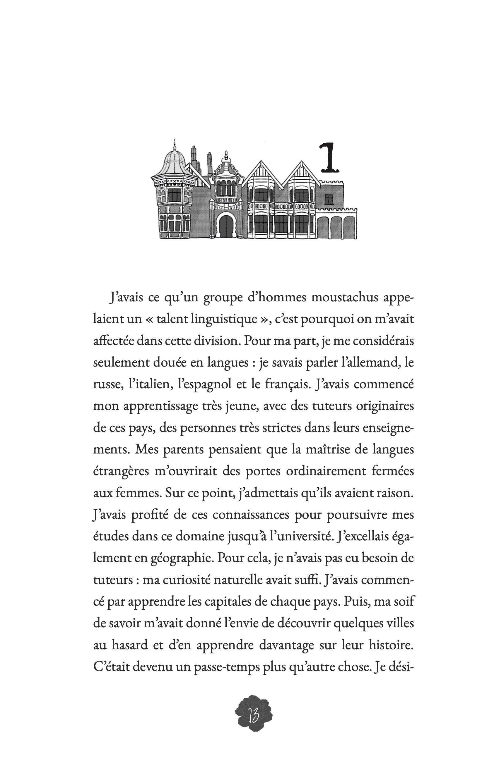 La couverture de la romance historique À tes côtés. Sur un fond bleu nuit un cadre de feuilles et de fleurs blanches bleues et vertes. En haut en typographie de machine à écrire le nom de l'autrice Elise Delaunay puis en cursive le titre À tes côtés. En dessous deux femmes à gauche une jeune femme blanche aux cheveux châtains aux yeux marron en tenue chic des années quarante, main dans la poche se sa veste. À droite une jeune femme brune aux yeux bleus en tenue plus prolo des années 40 tenant contre elle un dossier sur lequel est inscrit la mention Top secret. Au premier plan, la machine pour enigma qui servait à décoder les messages secrets de Allemands pendant la seconde guerre mondiale. En bas à droite le logo JS Éditions.