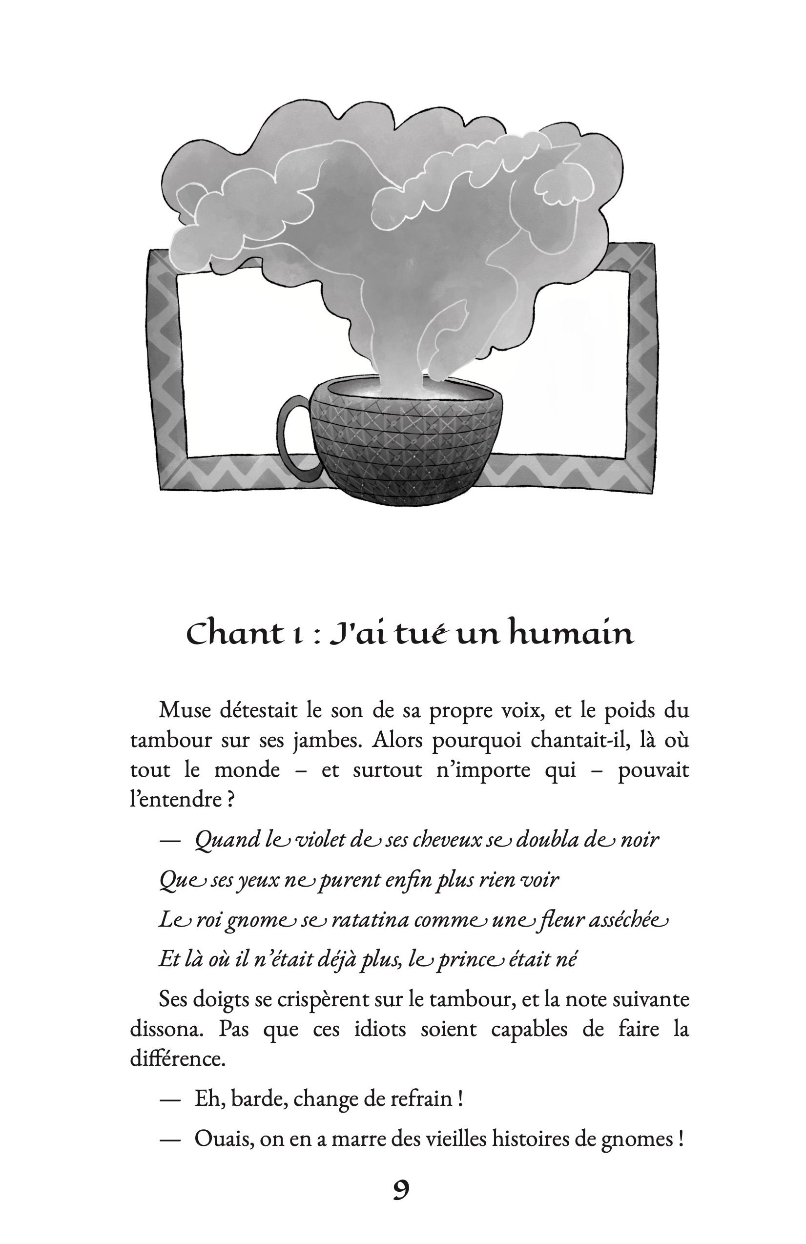 Illustration de Anne-Sophie Hennicker, la scène se déroule dans une grotte ou un sous terrain illuminé dans des teintes bleutées. Il y a des stalactites et des champignons ainsi que des escargots. Les champignons sont bioluminescents. Au centre, de trois quart et en action un poney alezan au galop et tirant la langue. Il est chevauché par un·e gnome aux cheveux longs coiffés d’une natte et aux oreilles pointues et portant un tambour sur le dos. Læ gnome arbore une grimace. En haut dans un mélange de police script et cursive, le titre en blanc : Le dernier chant de Musaraigne. En bas en blanc en script le nom de l’auteur Anatole Jolly. Et à droite le logo de JS Éditions dans les couleurs de la couverture.