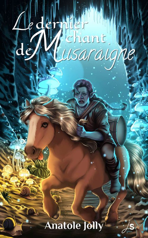 Le dernier chant de Musaraigne — Anatole Jolly Illustration de Anne-Sophie Hennicker, la scène se déroule dans une grotte ou un sous terrain illuminé dans des teintes bleutées. Il y a des stalactites et des champignons ainsi que des escargots. Les champignons sont bioluminescents. Au centre, de trois quart et en action un poney alezan au galop et tirant la langue. Il est chevauché par un·e gnome aux cheveux longs coiffés d’une natte et aux oreilles pointues et portant un tambour sur le dos. Læ gnome arbore une grimace. En haut dans un mélange de police script et cursive, le titre en blanc : Le dernier chant de Musaraigne. En bas en blanc en script le nom de l’auteur Anatole Jolly. Et à droite le logo de JS Éditions dans les couleurs de la couverture.