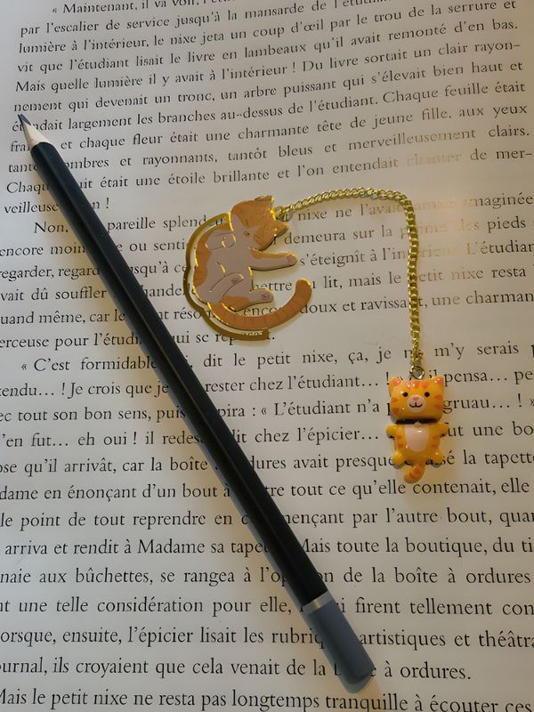 marque-page bijou en métal en forme de chat avec une chaine et une breloque chat assorti