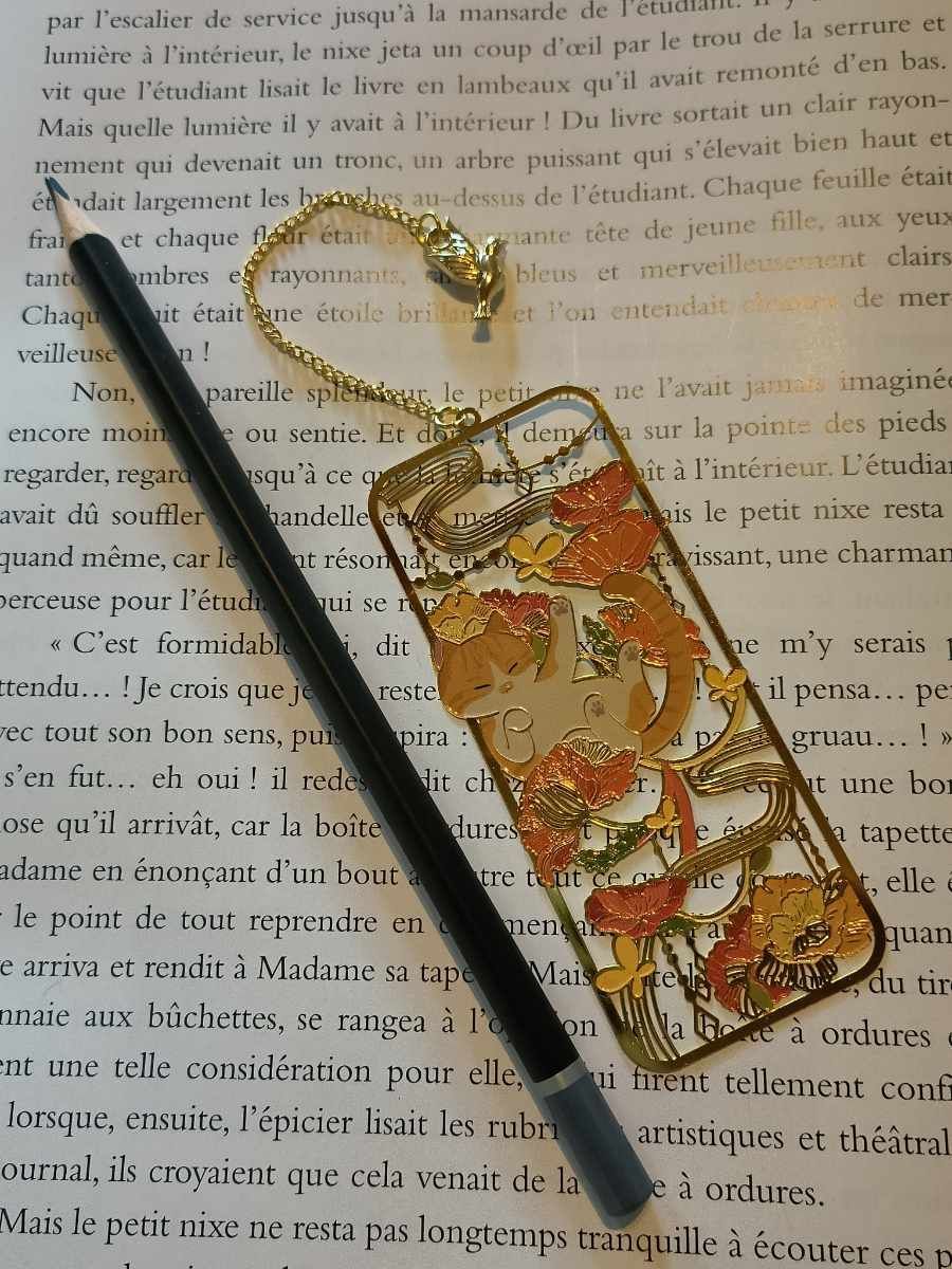 Marque-bijou chat orange avec des papillons et un oiseau