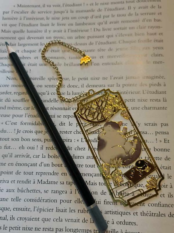 Marque-bijou chat gris et blanc au thé