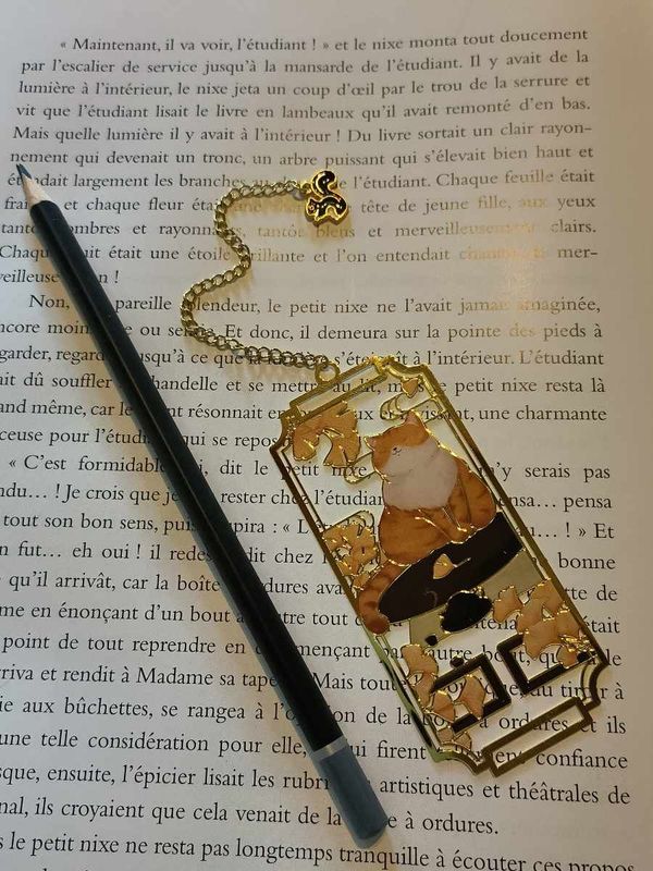 Marque-bijou chat roux feuilles de ginkgo écureuil