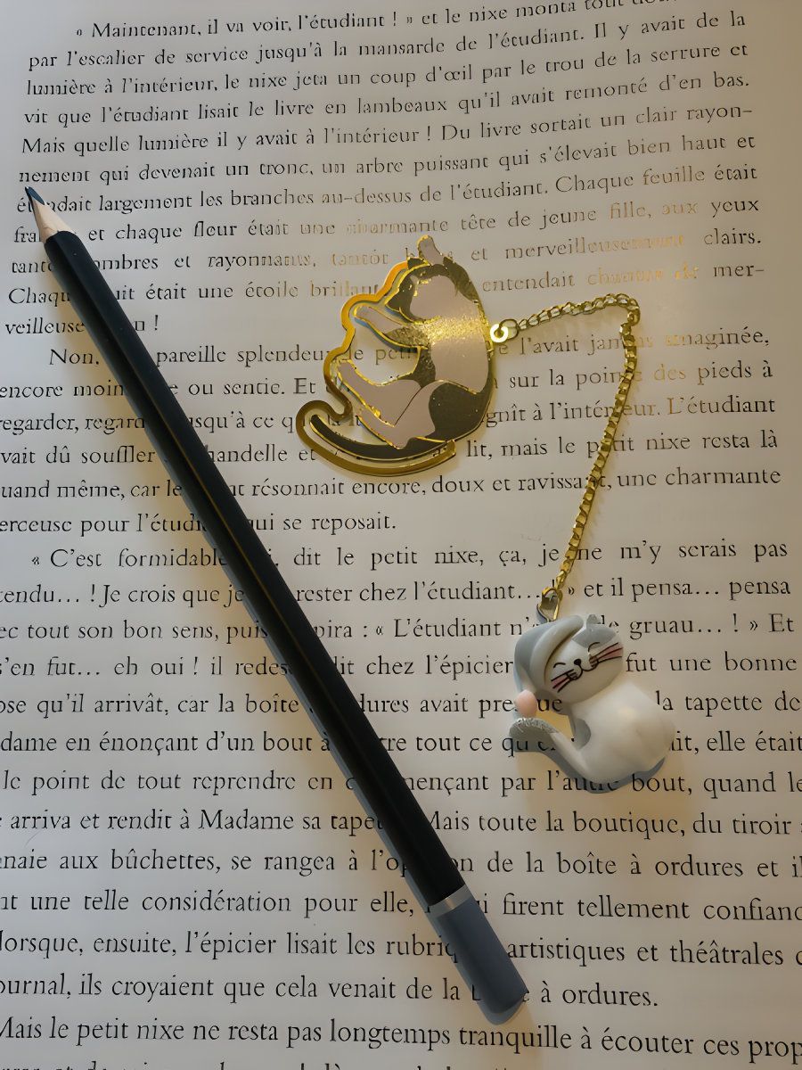 marque-page en métal en forme de chat gris et blanc avec une chaine et une breloque chat assortie