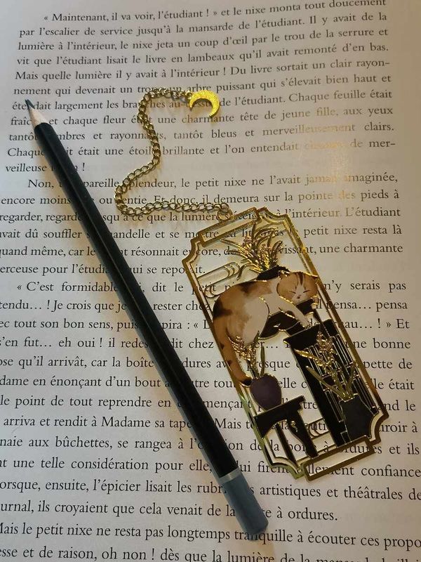 Marque-bijou chat tricolore aux bambous