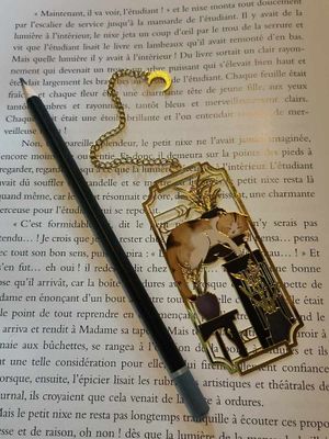 Marque-bijou chat tricolore aux bambous