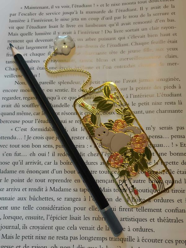 Marque-bijou chat blanc, roses et fleur d'hortensia