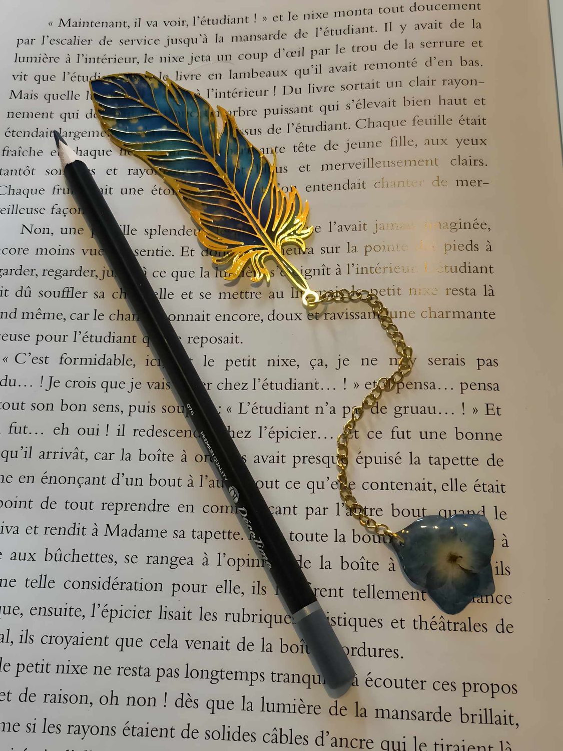 Marque-bijou plume bleue et fleur d'hortensia bleue