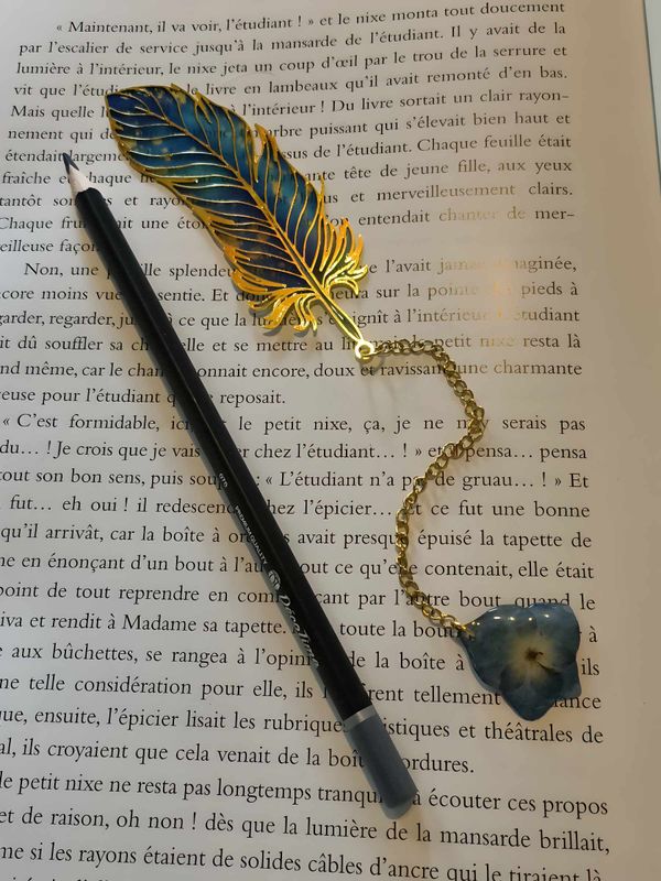Marque-bijou plume bleue et fleur d'hortensia bleue