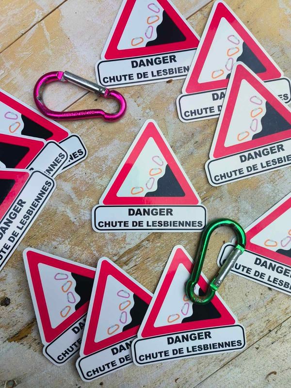 stickers panneau danger chute de lesbiennes mousqueton qui chutent à la place des pierres sur le panneau en triangle