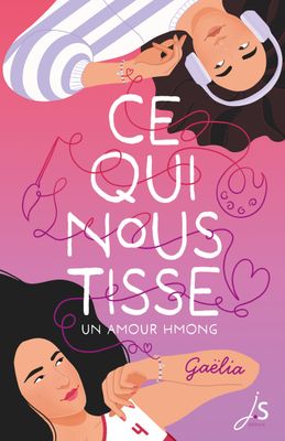 Ce qui nous tisse, un amour hmong Couverture du livre dans des tons roses. 2 jeunes filles allongées sur le dos se regardent un fil rouge les relie.