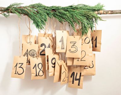 photo d'illustration adobestock d'un calendrier de l'avent sous forme de pochettes kraft