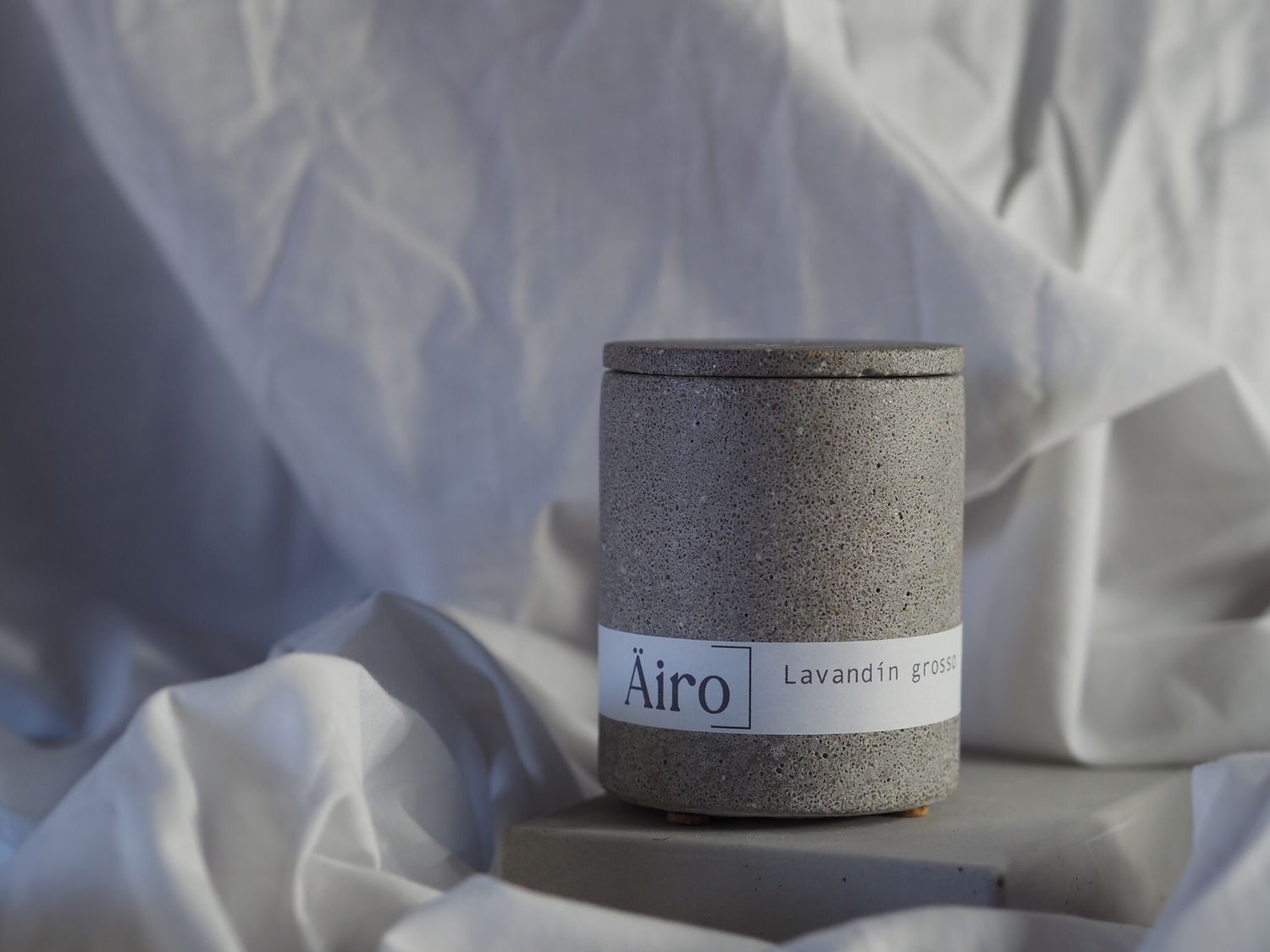 Vela con aceite esencial de Lavandín grosso.