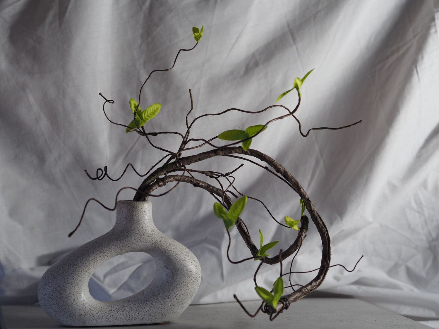 CAVUM Albus – Jarrón Escultórico de Cemento blanco