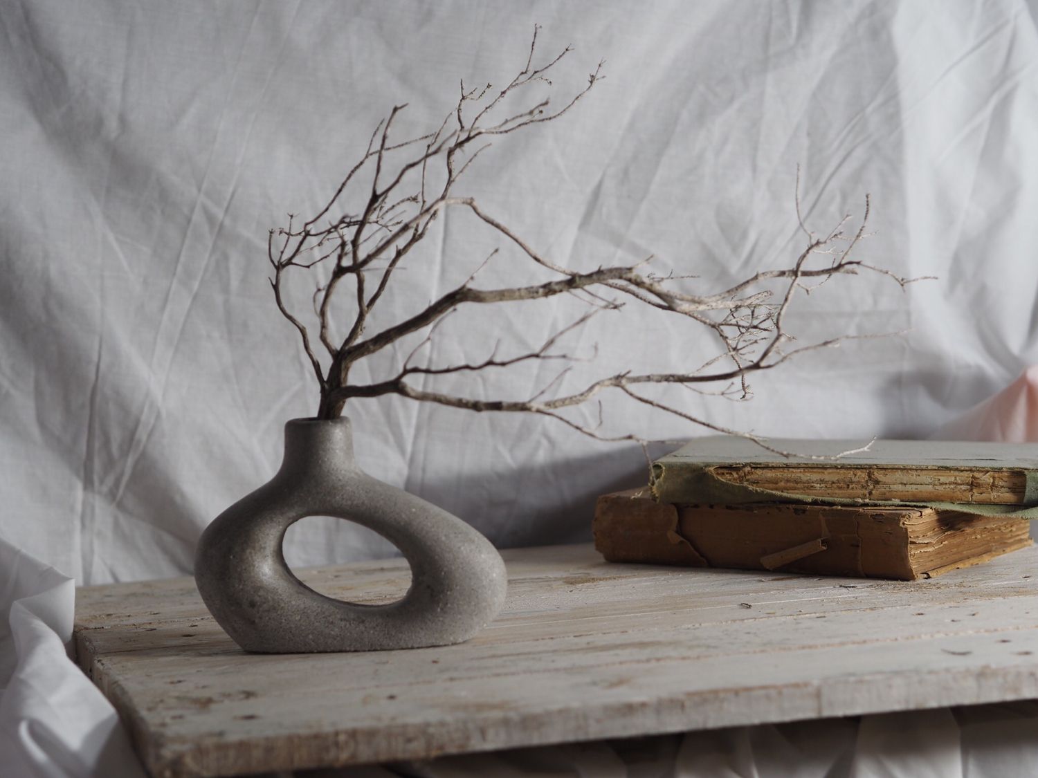 CAVUM Mineral – Jarrón Escultórico de Cemento