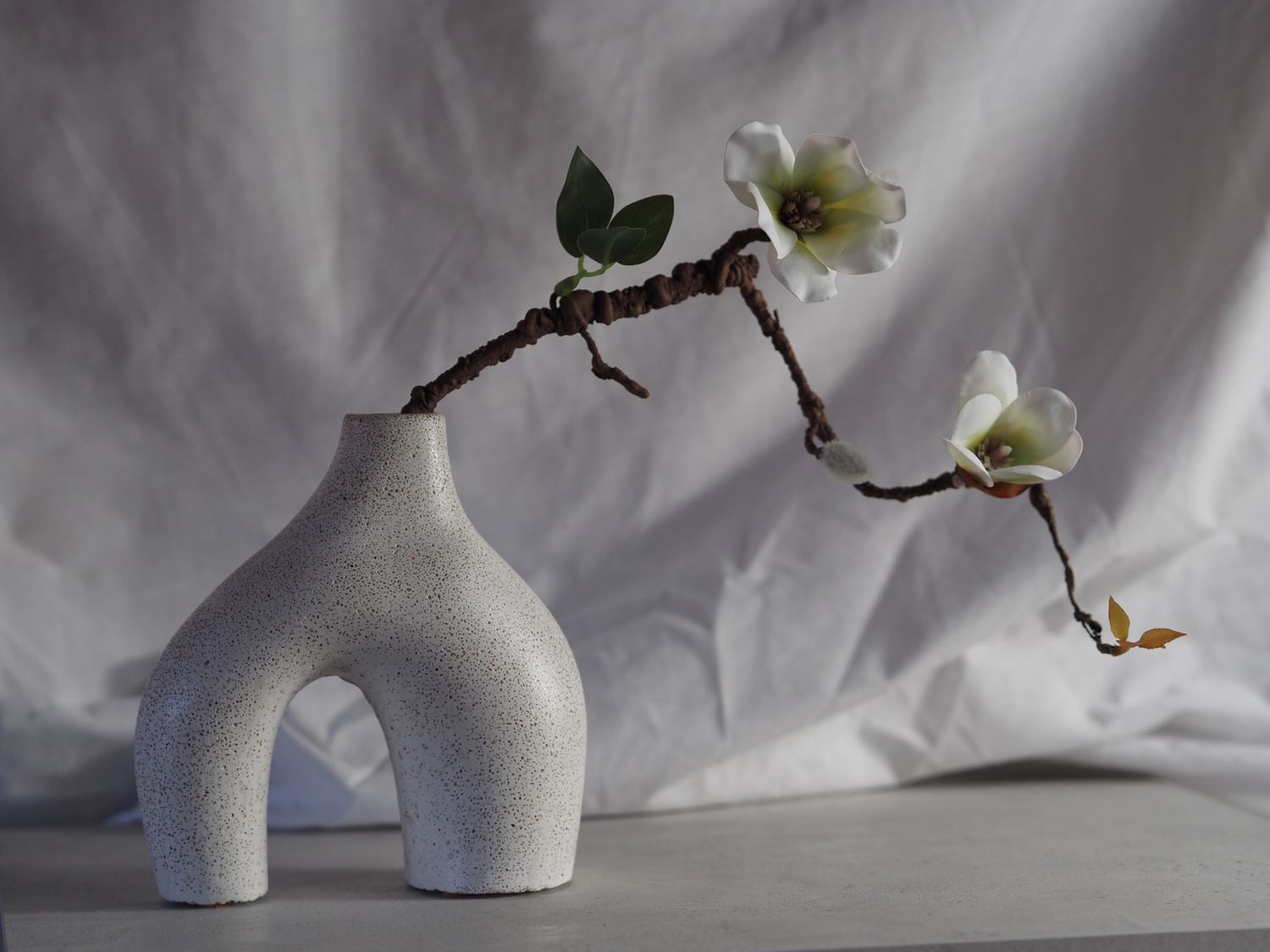 ARCUS Albus– Jarrón Escultórico de doble apoyo cemento blanco