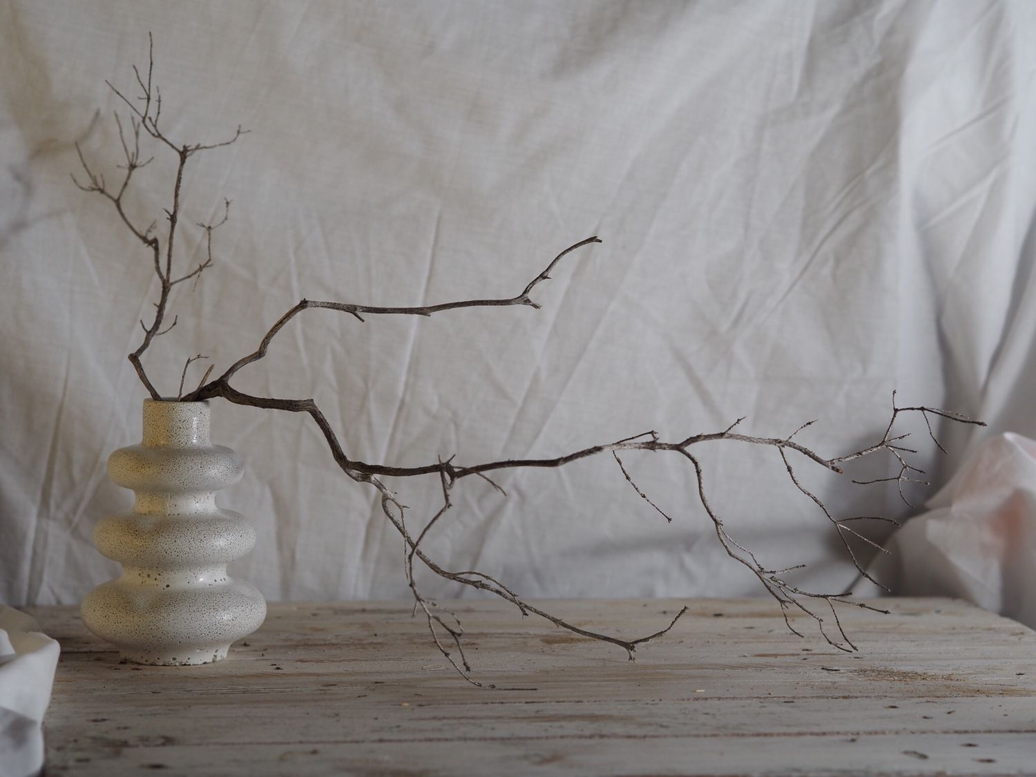 GRADUS Albus – Jarrón Escultórico Escalonado cemento blanco