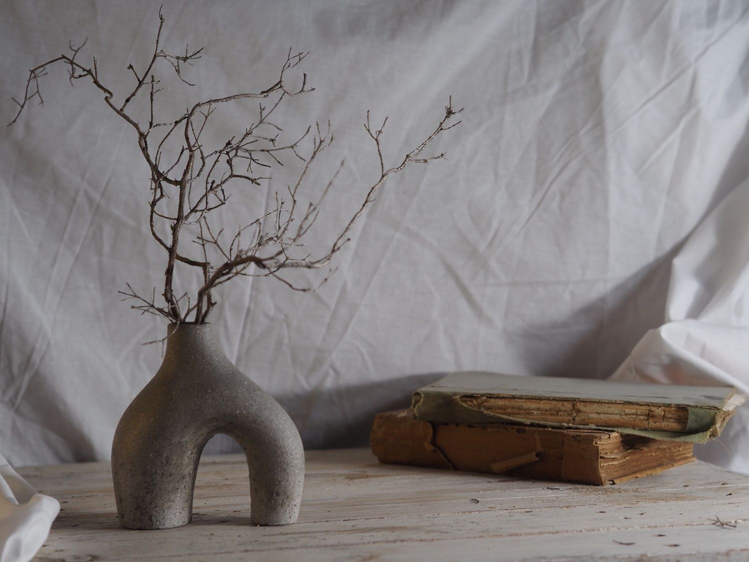 ARCUS Mineral – Jarrón Escultórico de doble apoyo cemento