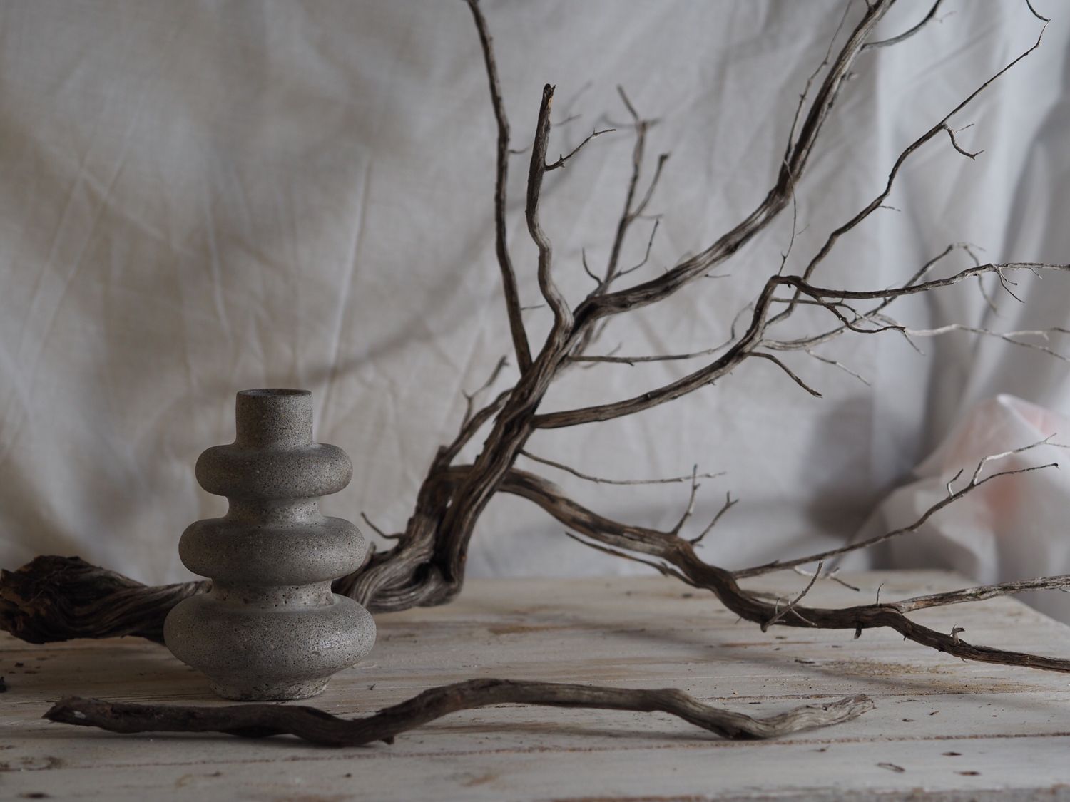 GRADUS Mineral – Jarrón Escultórico escalonado cemento