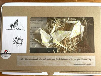 „Tanzender Sonnengruß mit Glückskranichen“  - Beige/ Hellgrün