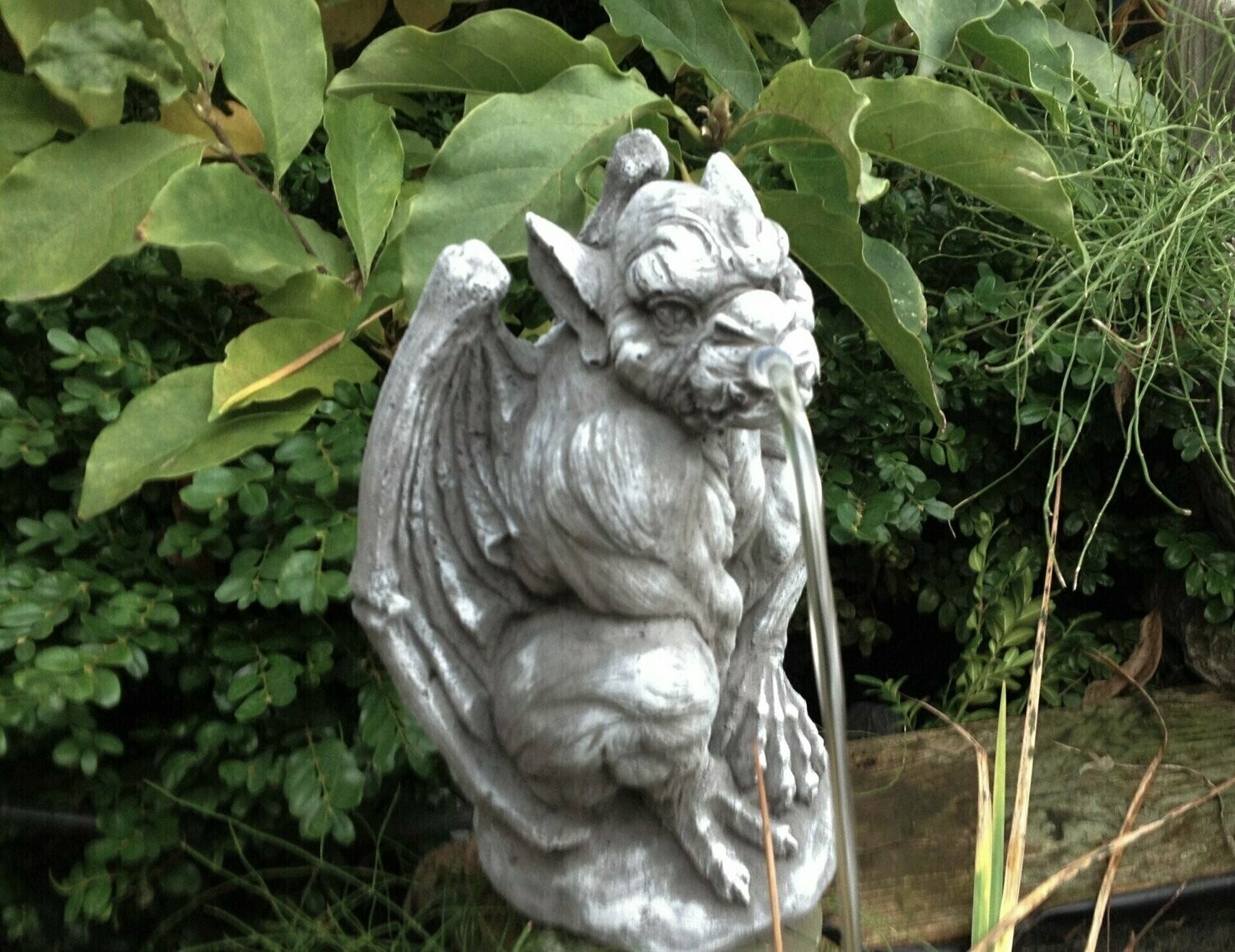 Wasserspeier Steinfigur Gargoyle Garten Deko Teich Fantasiefigur
