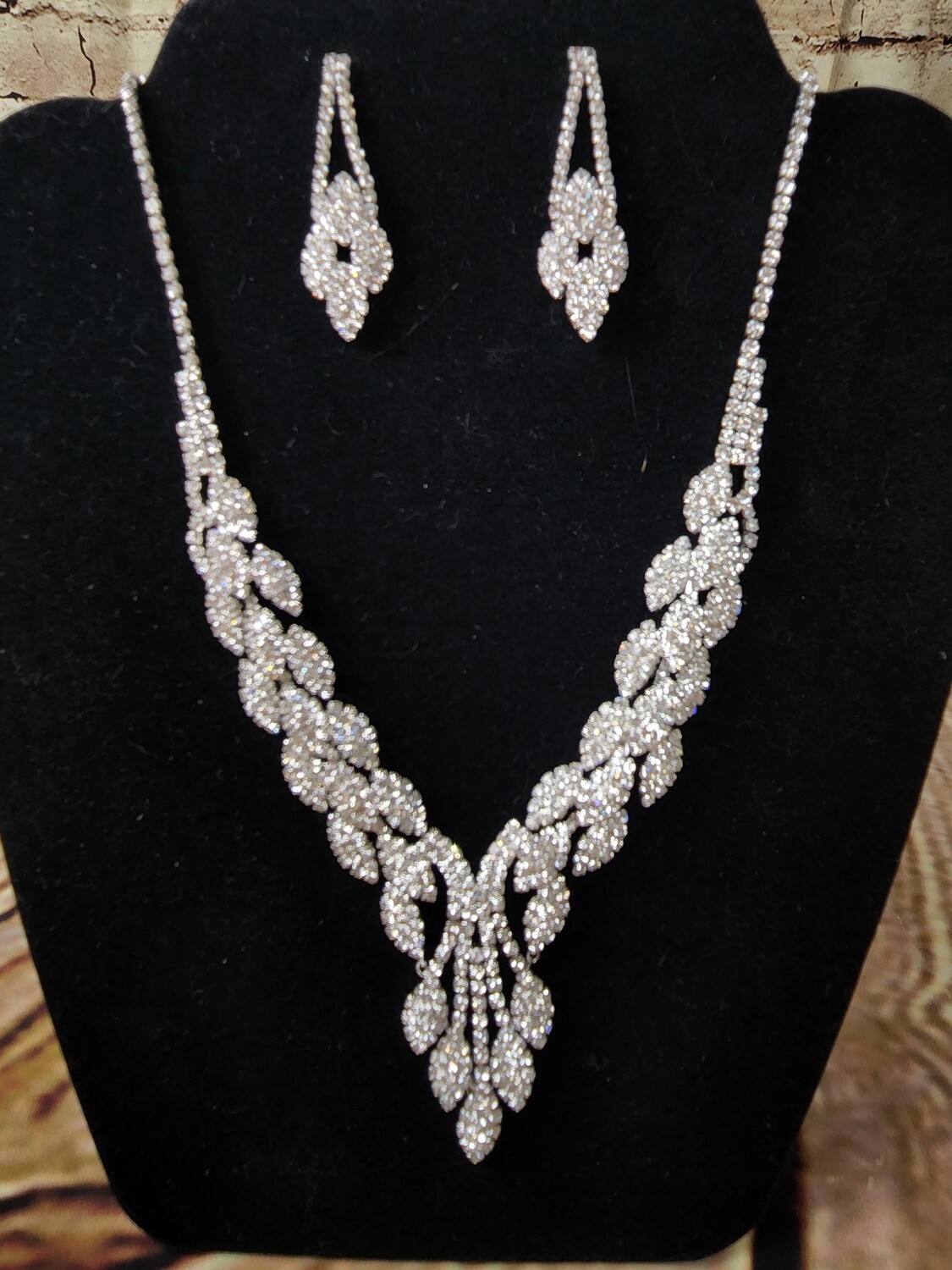 Simulated diamonds necklace set