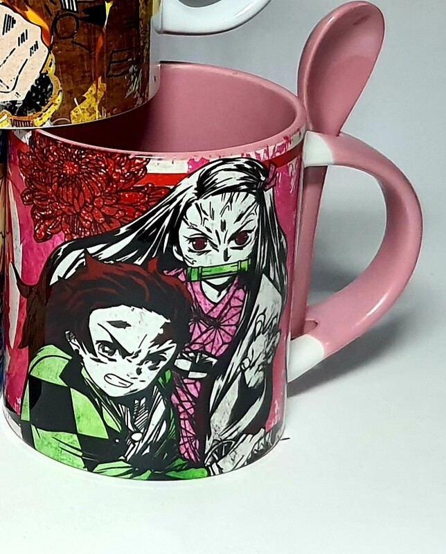 Taza con cuchara Fondo Rosa. Diseño Demon Slayer.
