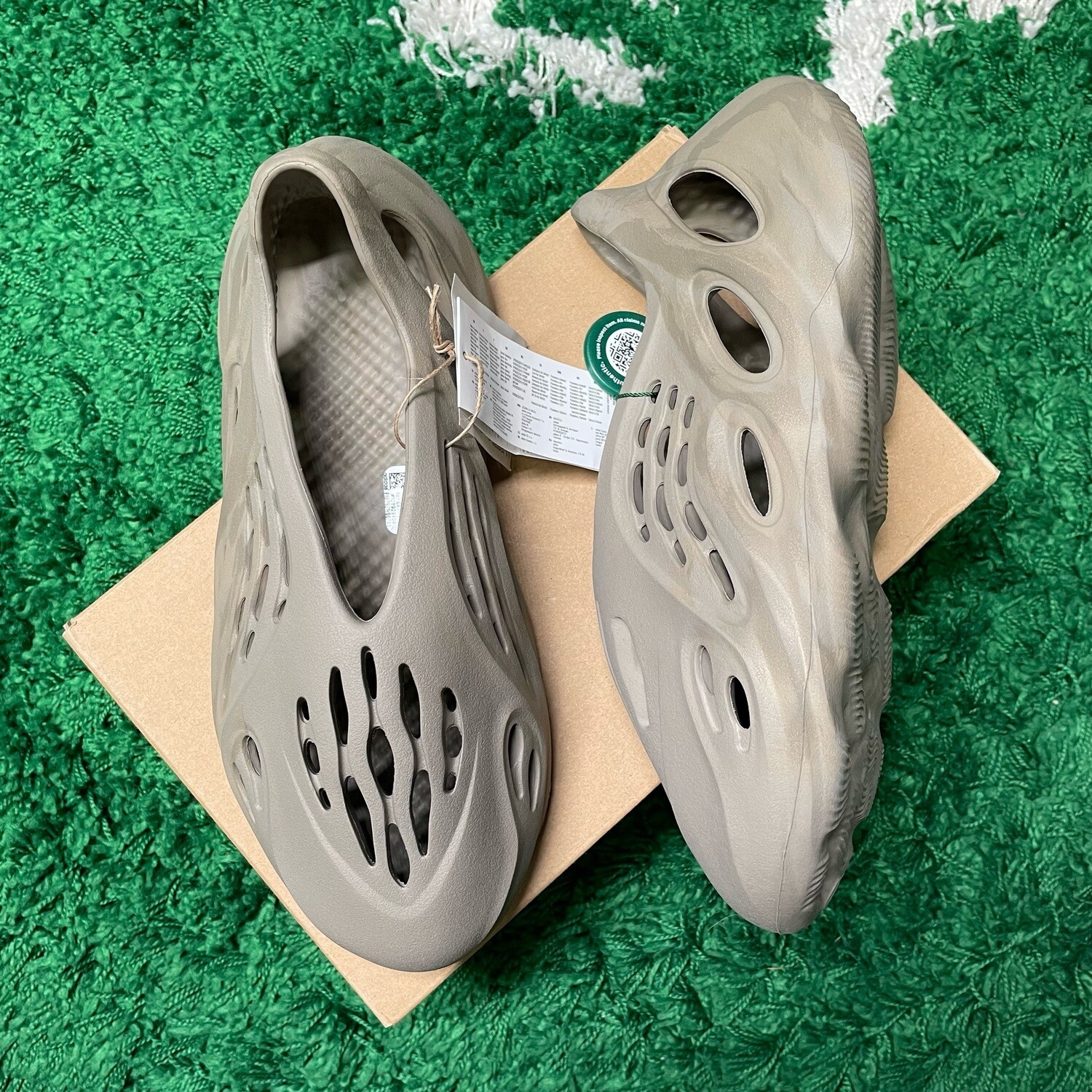 adidas Yeezy Foam RNNR Stone Sage Size 9M/10.5W
