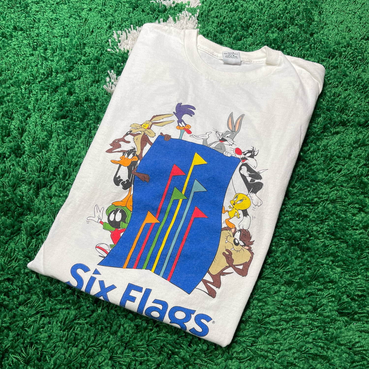 Six Flags Looney Tunes Tee Size XL