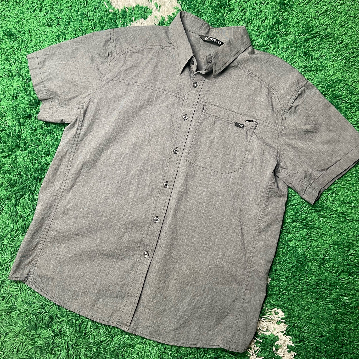 Arc'teryx Grey Button Up Short Sleeve Shirt Size Large