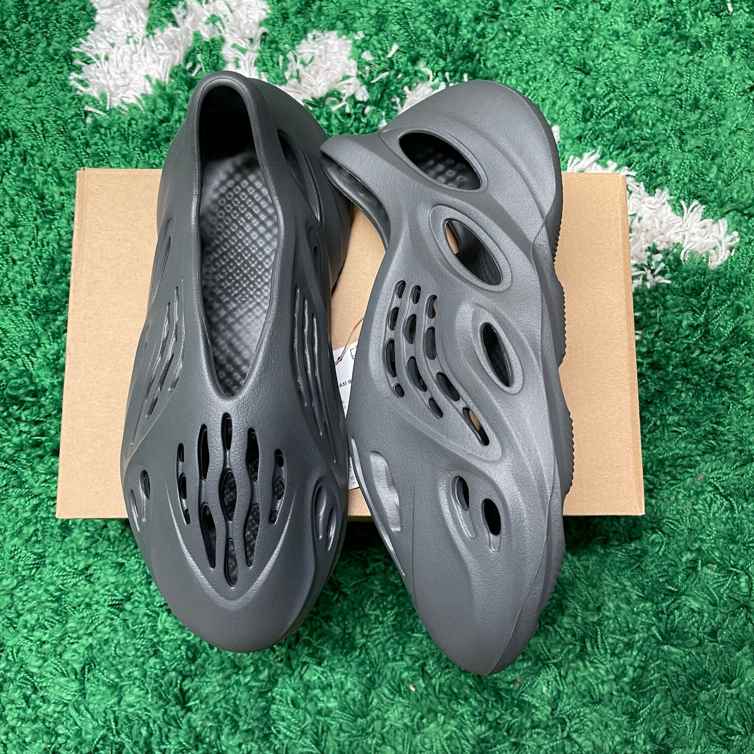 adidas Yeezy Foam RNR Carbon Size 10M/11.5W