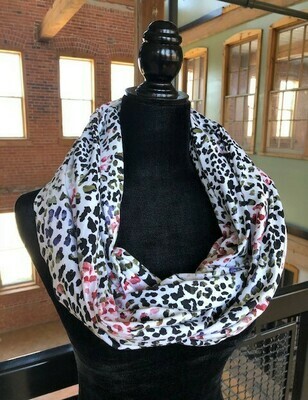 Floral Animal Print Infinity Scarf with Hidden Pocket (Knit) Floral Animal Print Infinity Scarf with Hidden Pocket (Knit)
