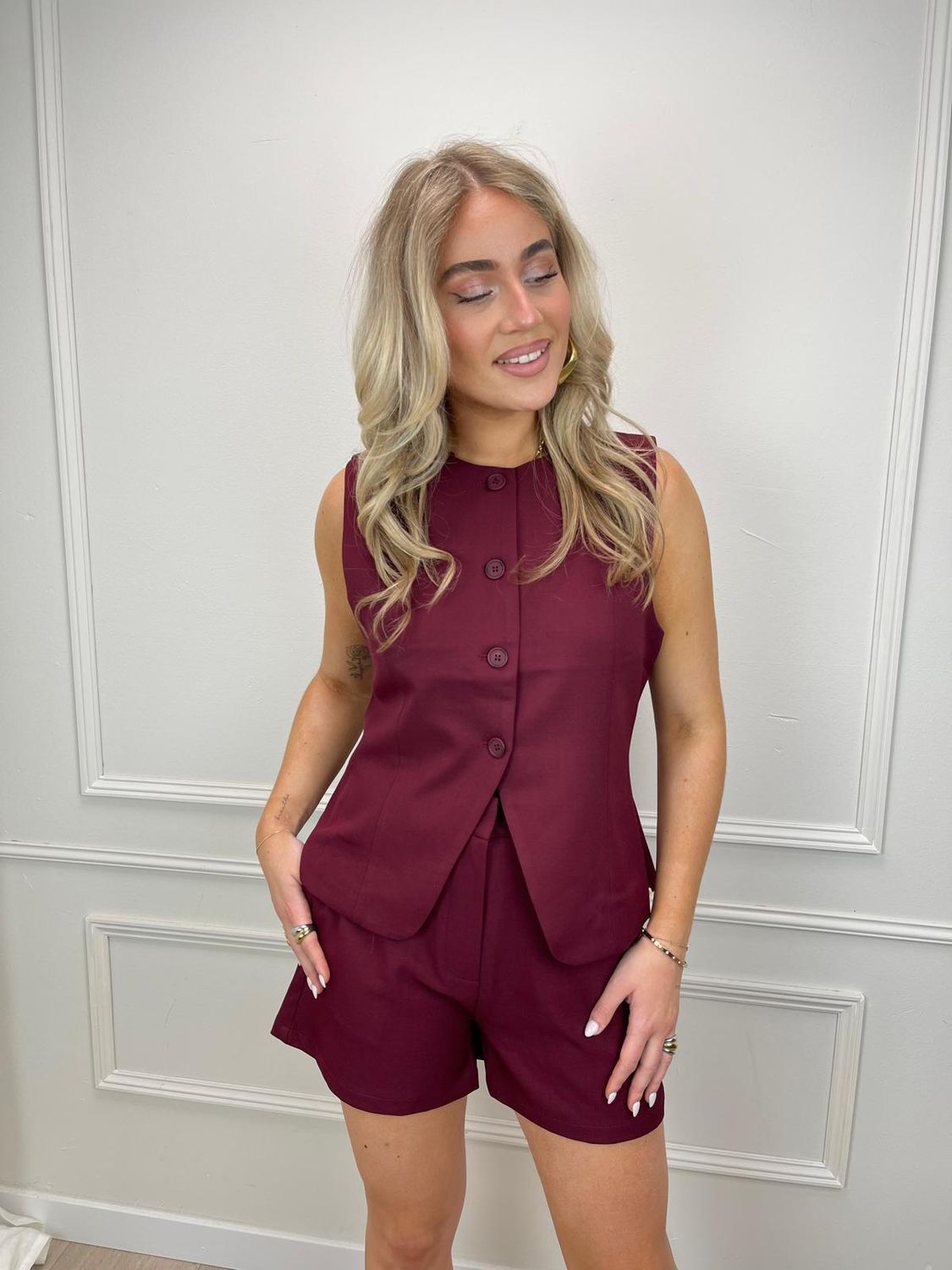 Ambika Gilet met knoop bordeaux Mia-24
