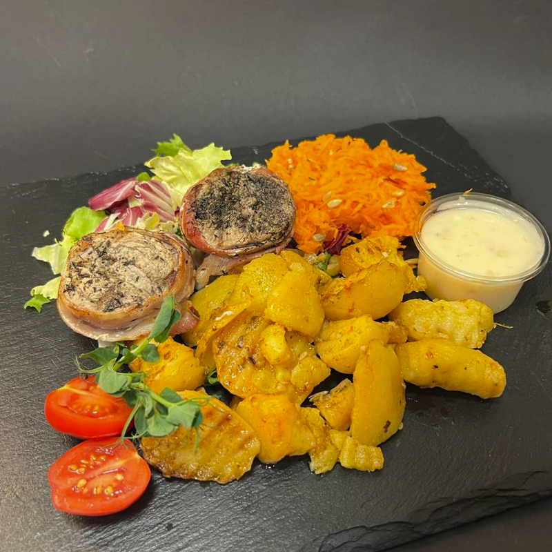 Sivēna filejas medaljoni ar kaperu mērci un bekonu ar piedevām Sivēna filejas medaljoni ar kaperu mērci un bekonu ar piedevām