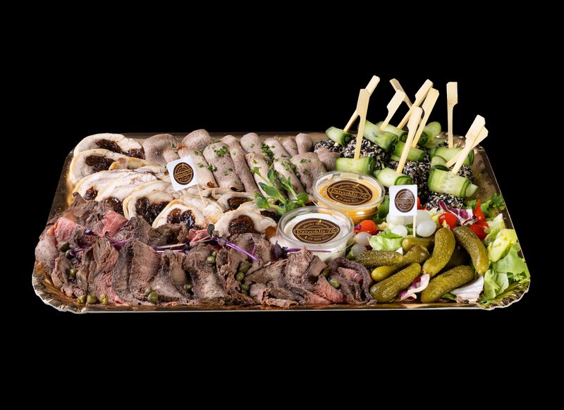 Gaļas delikatešu uzkodu plate