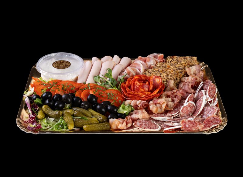 Vītinātas un kūpinātas gaļas uzkodu plate