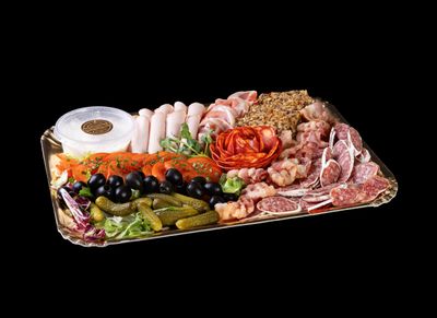 Vītinātas un kūpinātas gaļas uzkodu plate