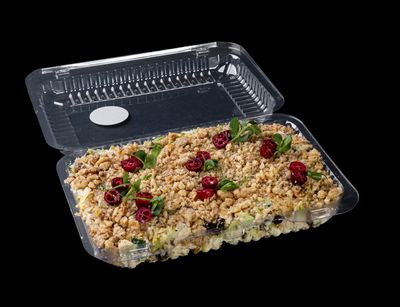 Sātīgie salāti ar vistu, žāvētām plūmēm un valriekstiem