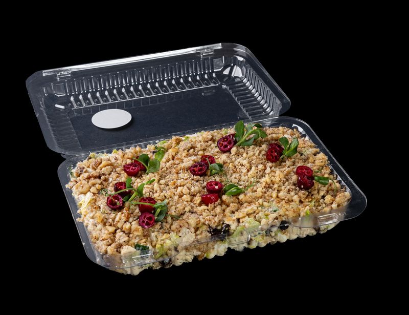 Sātīgie salāti ar vistu, žāvētām plūmēm un valriekstiem