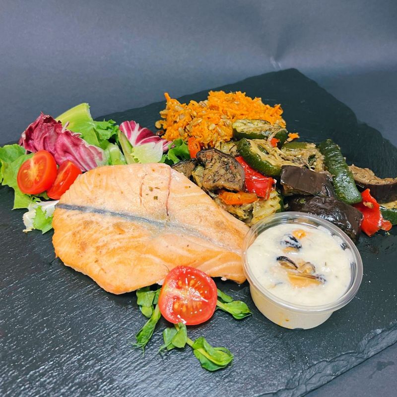 Pamatēdiens: Cepta laša fileja ar molusku mērci, piedevām