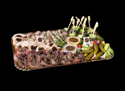 Gaļas delikatešu uzkodu plate