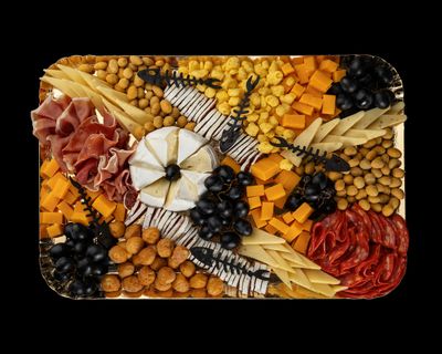 Helovīna siera un gaļas MIX uzkodu plate Helovīna siera un gaļas MIX uzkodu plate