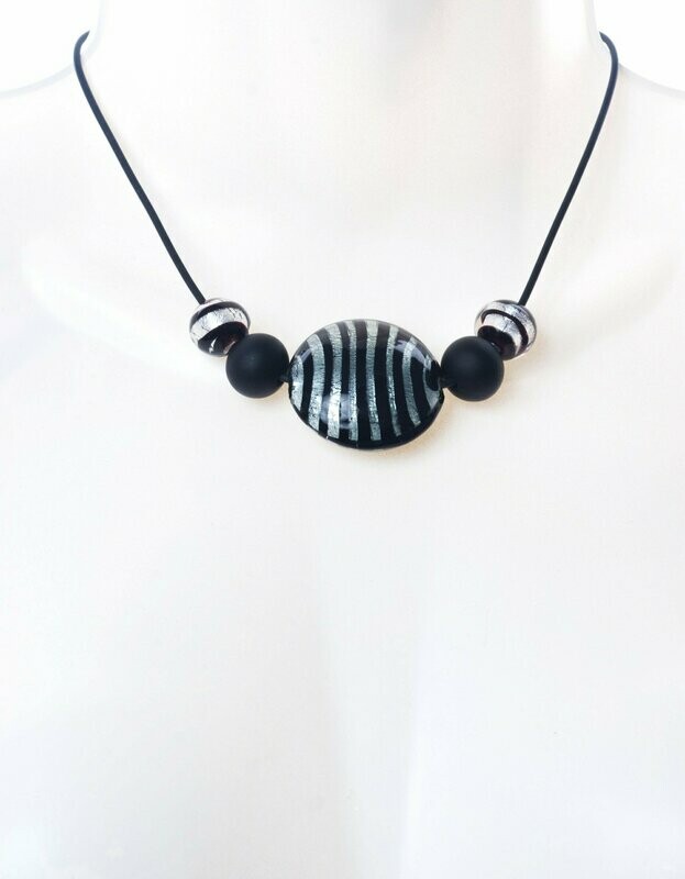 Collier Saturne Noir et feuille d'argent