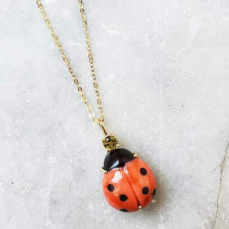 Pendente con Coccinella di corallo e oro 18KT