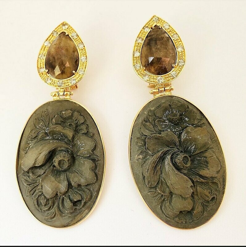 Orecchini con Cammeo floreale di pietra lavica e Zaffiri in oro 18kt