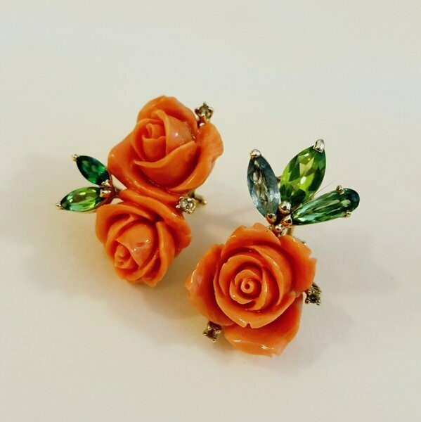 Orecchini Con Rose differenti di Corallo, peridoti, tormaline e diamanti